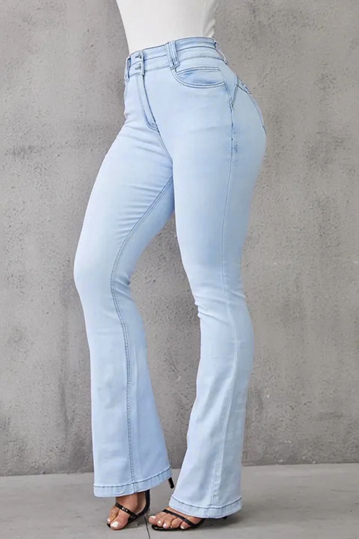 Butt-Lifting Schlagjeans mit Knopfleiste
