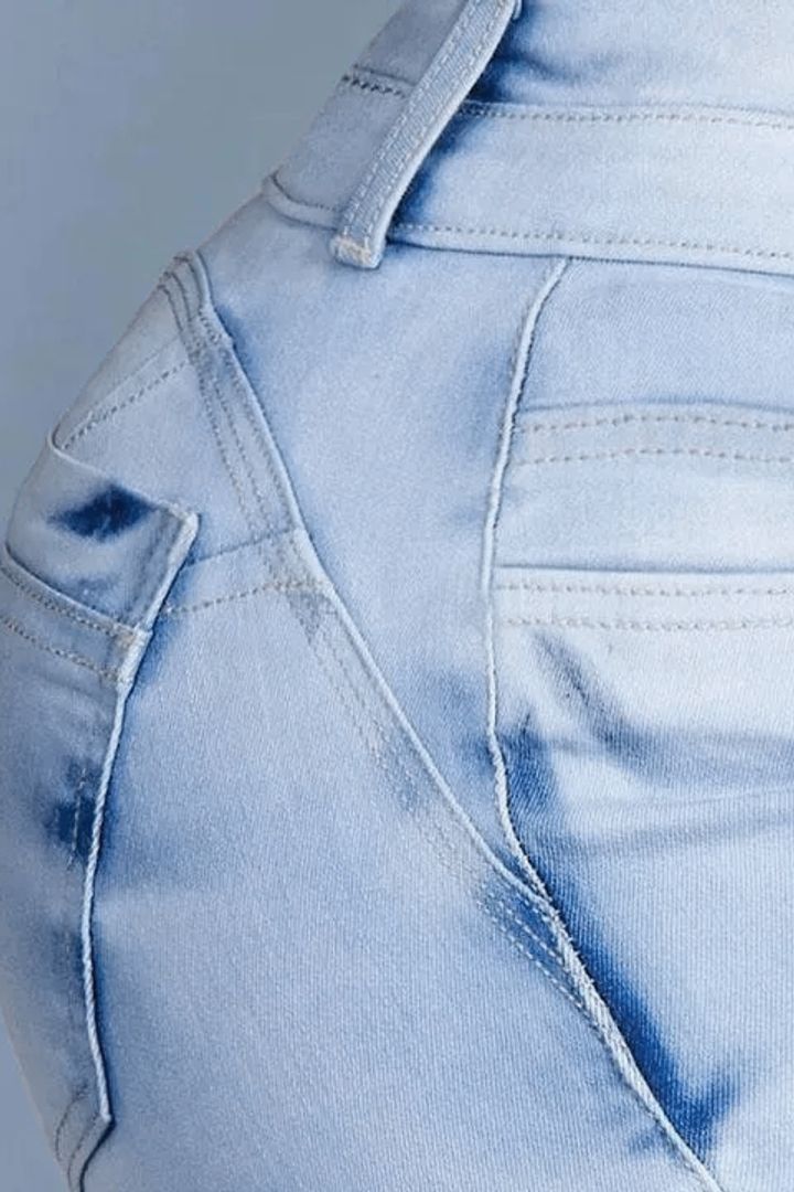 Butt-Lifting Schlagjeans mit Knopfleiste