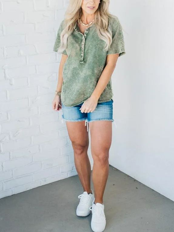 Damen-T-Shirt mit Waschung und Knöpfen (2 kaufen, kostenloser Versand)