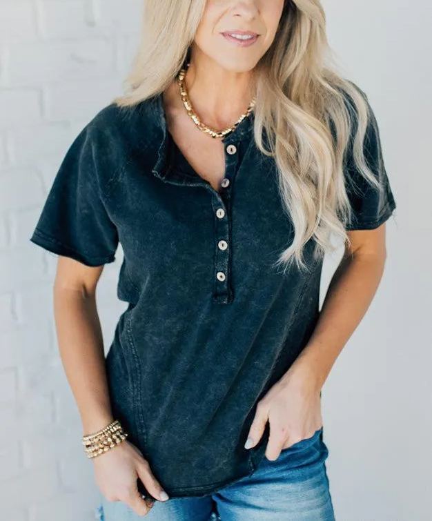Damen-T-Shirt mit Waschung und Knöpfen (2 kaufen, kostenloser Versand)